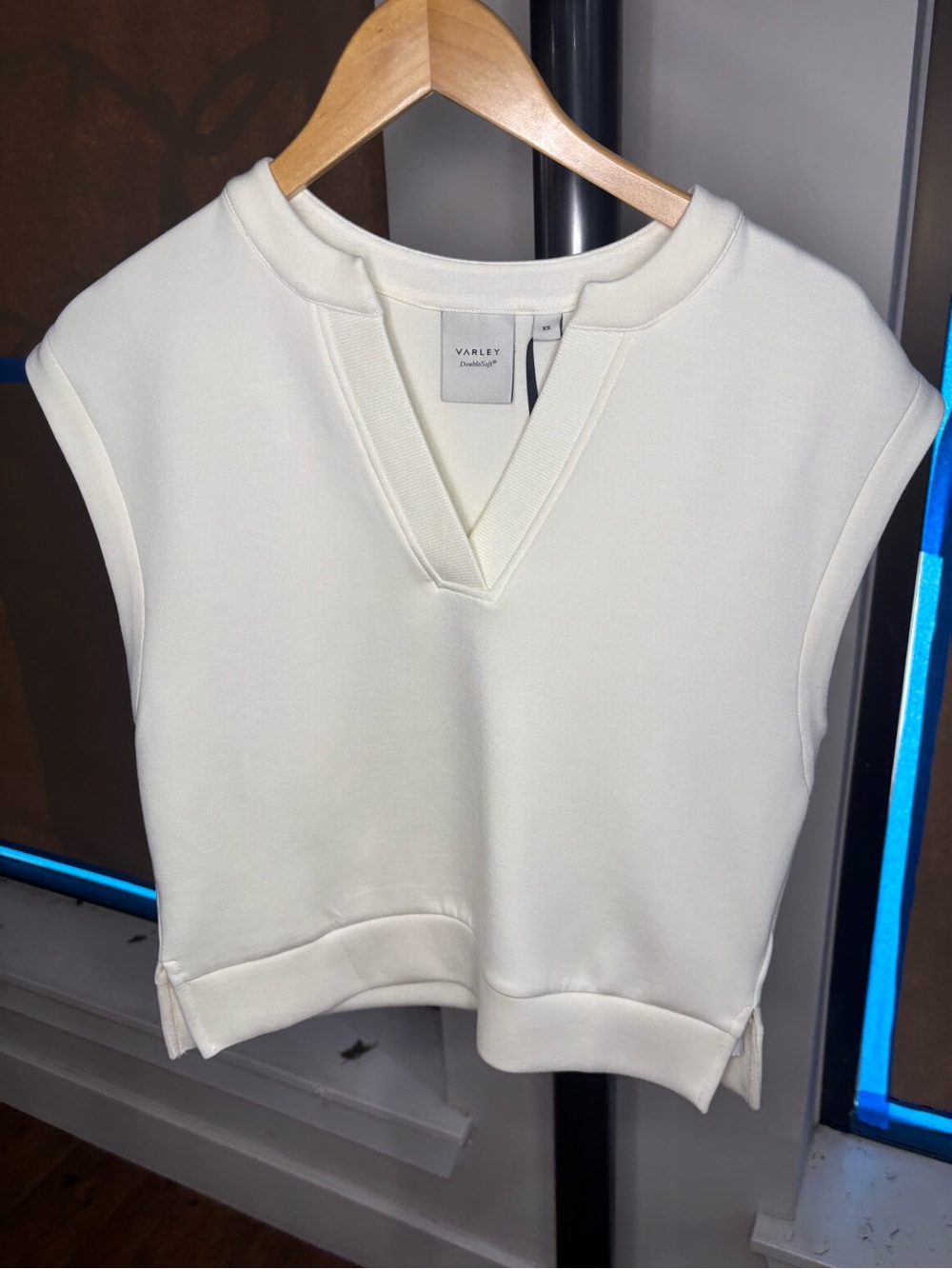 Varley Cream Sleeveless V-Notch Pullover Tank